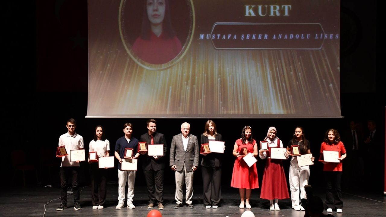 Bilecik'te Öğrencilere Eğitim Başarı Ödülü