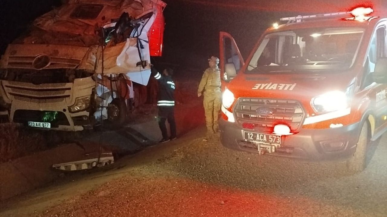 Bingöl'de Devri Tır Kazasında Sürücü Yaralandı