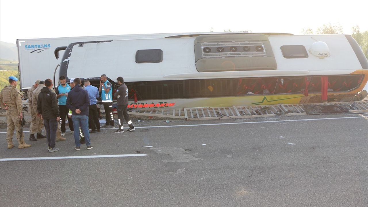 Bingöl'de Yolcu Otobüsü Devrildi: 3 Kişi Ağır Yaralı