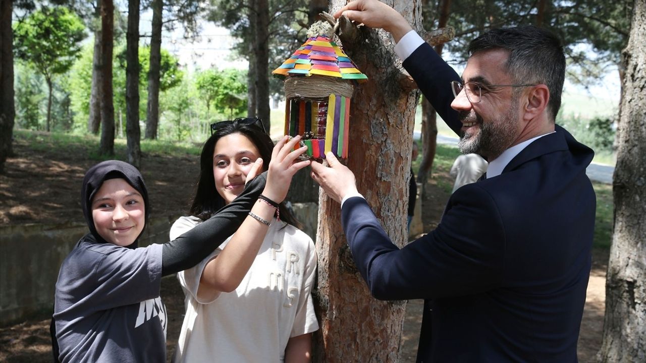 Bitlis'te Öğrenciler Atık Malzemelerle Kuş Yuvası Yaptı