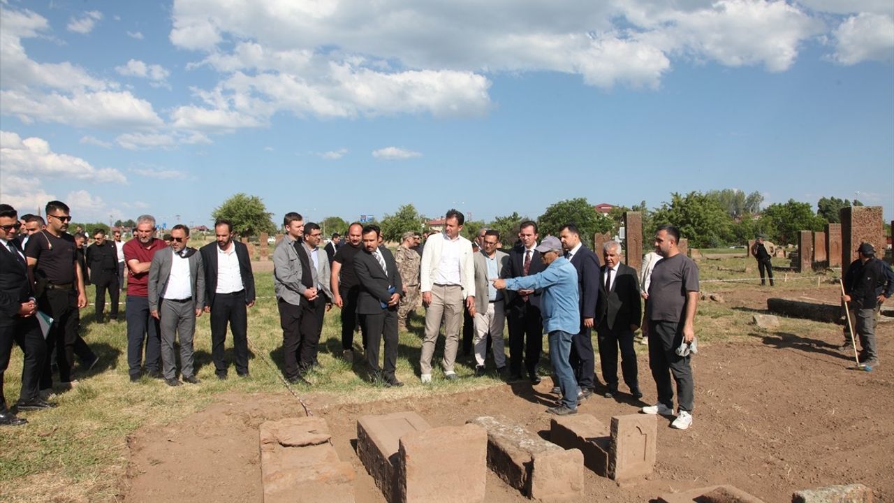 Bitlis Valisi ve Okçular Vakfı Başkanı, Malazgirt Zaferi Etkinlikleri İçin Alanı İnceledi