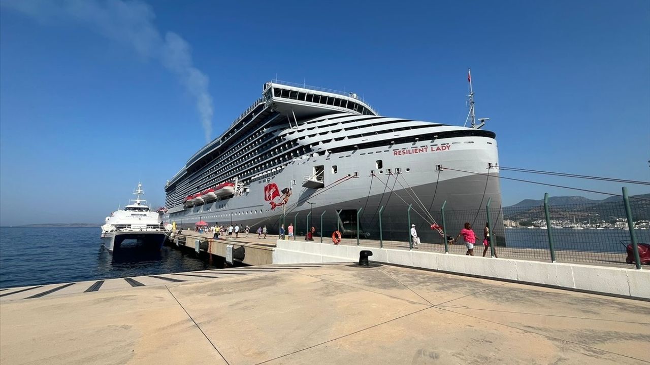 Bodrum'a 2 Bin 572 Yolcu Taşıyan 'Resilient Lady' Kruvaziyeri Geldi