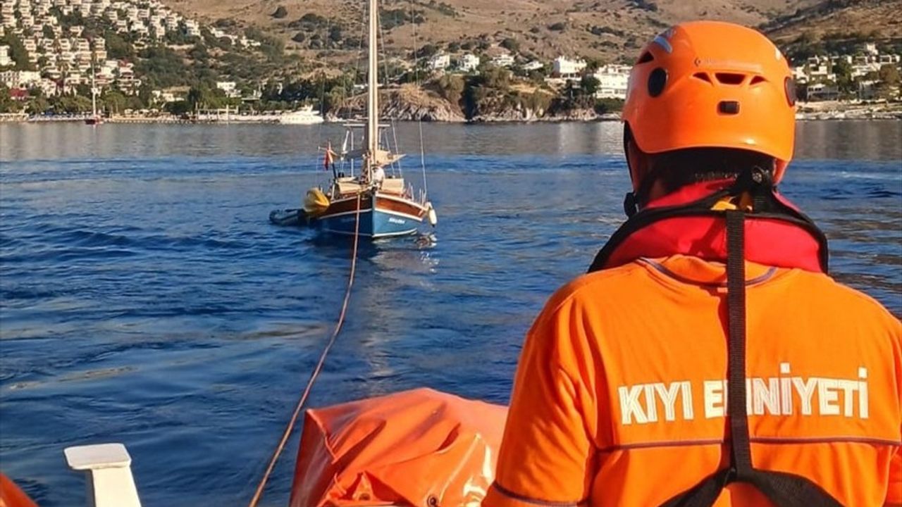 Bodrum Açıklarında Sürüklenen Tekne Kurtarıldı