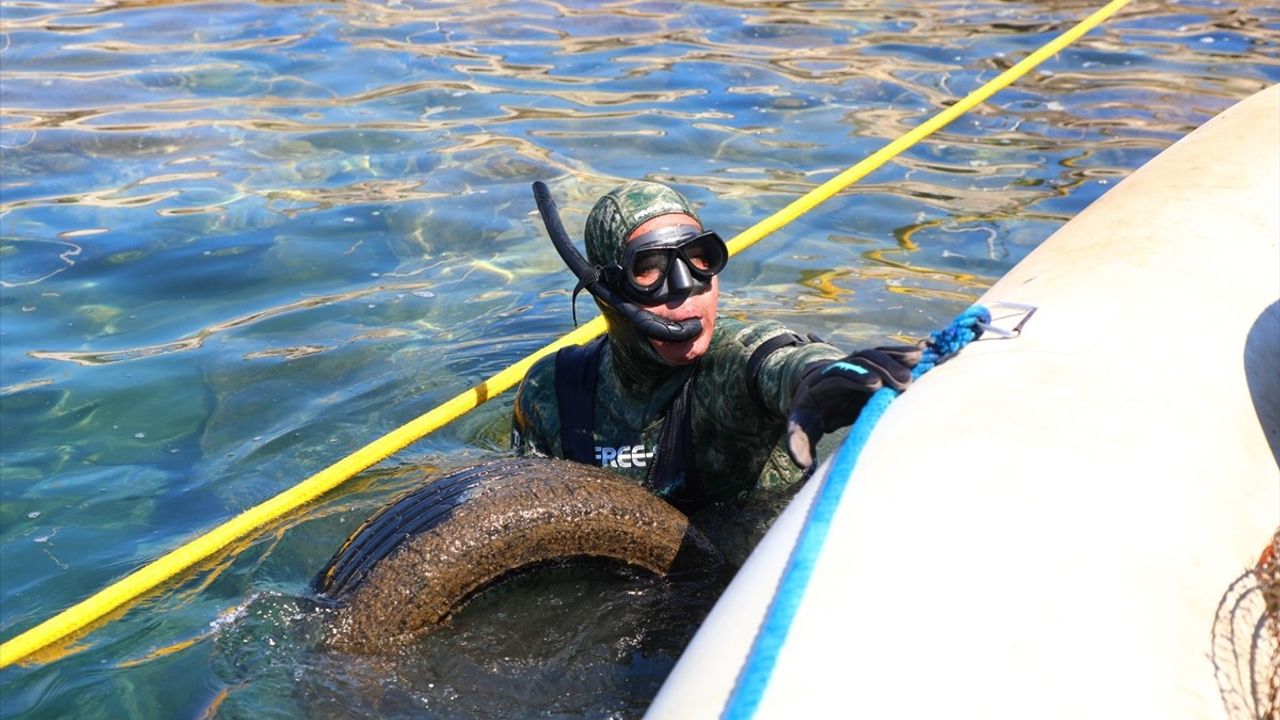 Bodrum'dan 241 Kilogram Deniz Atığı Çıkarıldı