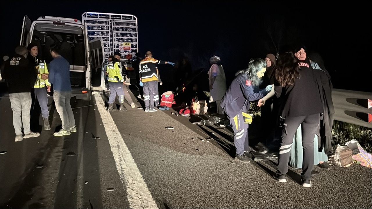 Bolu'da Tüp Yüklü Kamyona Çarpan Minibüs: 16 Yaralı