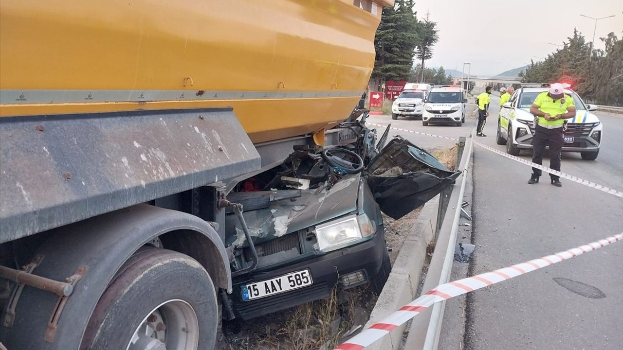 Burdur'da Dorseye Çarpan Otomobil Kazasında 1 Ölü, 1 Yaralı
