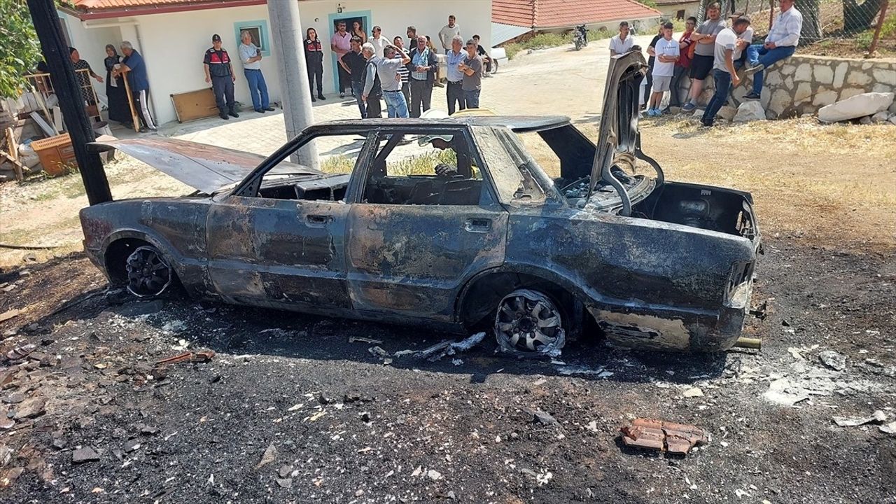 Burdur'da Yangınla Dolar Otomobil Kullanılamaz Hale Geldi