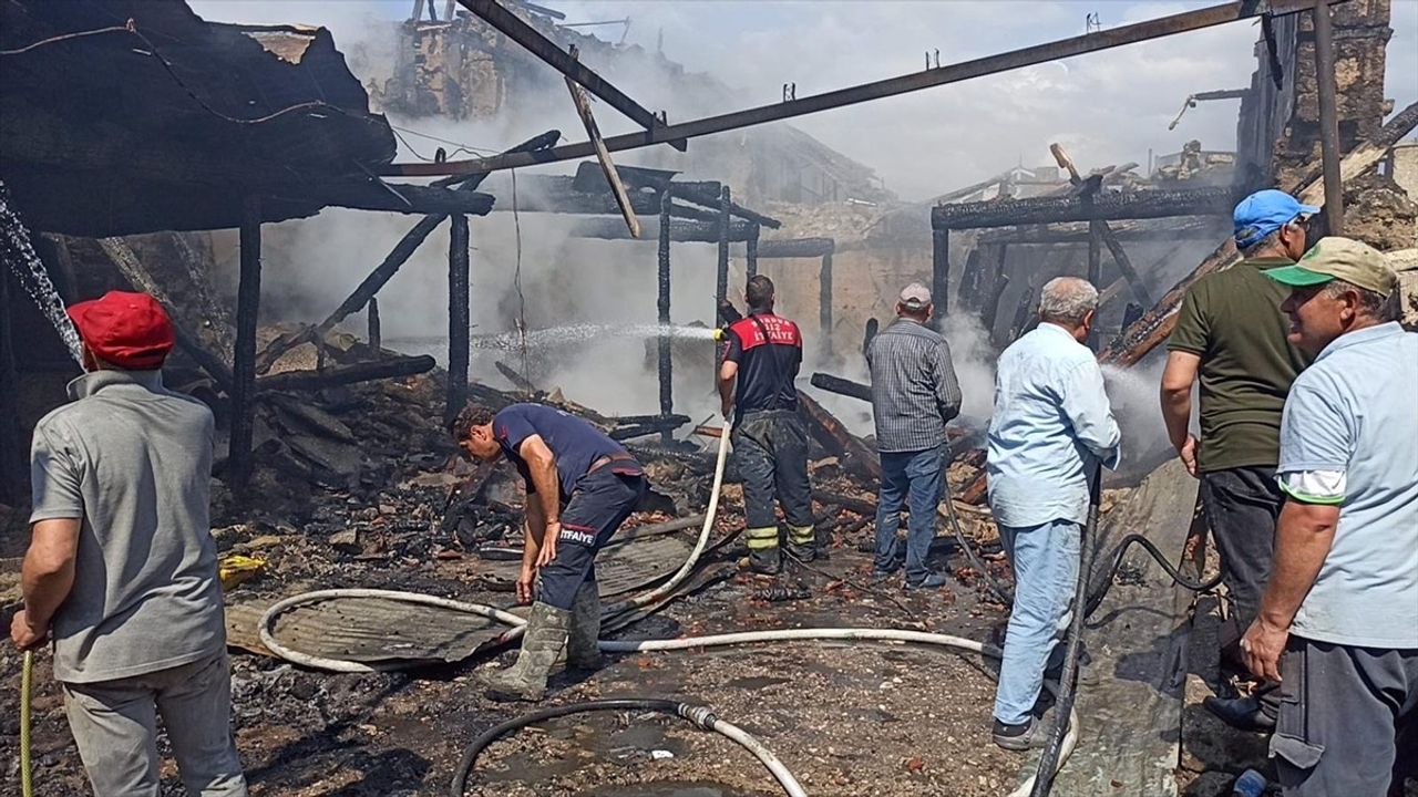Burdur'daki Yangın: 2 Ev ve 1 Metruk Bina Küle Döndü