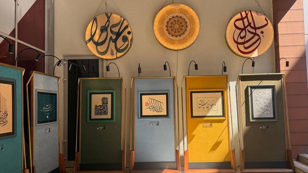 Bursa'da 'Adil-i Mutlak' Hat Sergisi Ziyaretçileri Bekliyor