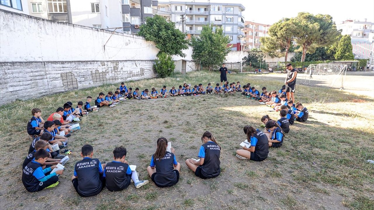 Bursa'da Futbolcular Kitap Okuyarak Gelişiyor
