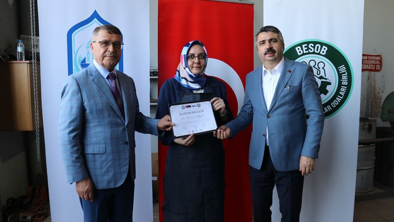 Bursa'da Kaynakçılık Kursunu Tamamlayan 12 Kadına Sertifikaları Verildi