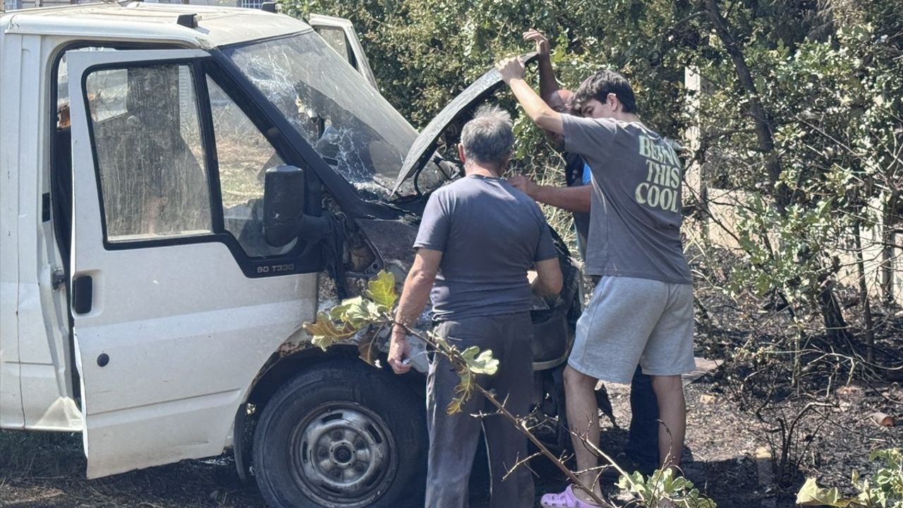 Bursa'da Otluk Alanda Yangın: 2 Araç Kullanılamaz Hale Geldi