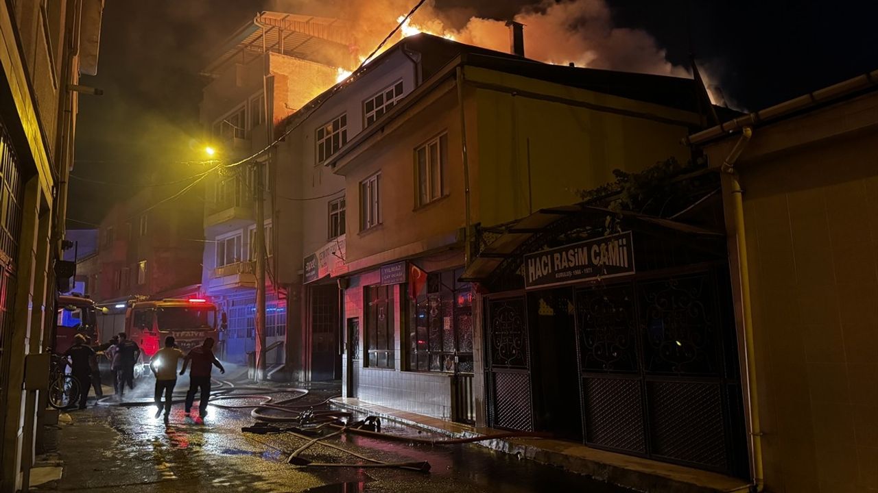 Bursa'da Oto Tamirhanesinde Yangın, Hasar Oluştu