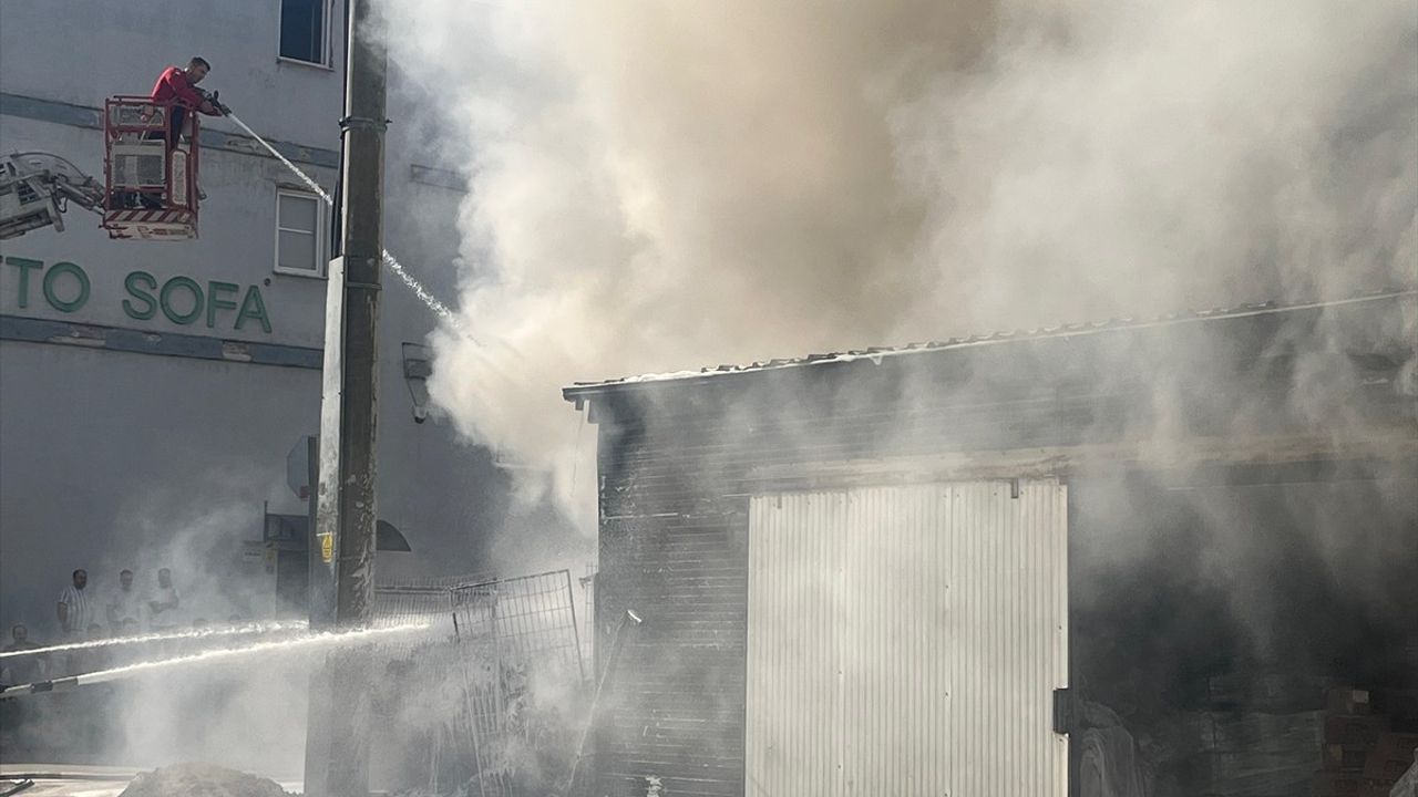 Bursa'daki Mobilya Fabrikasında Yangın: Ekipler Hızla Müdahale Etti