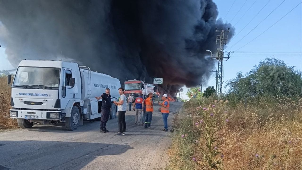 Bursa'daki Plastik Fabrikasında Yangın Söndürüldü: Türk Bayrağı Kurtarıldı