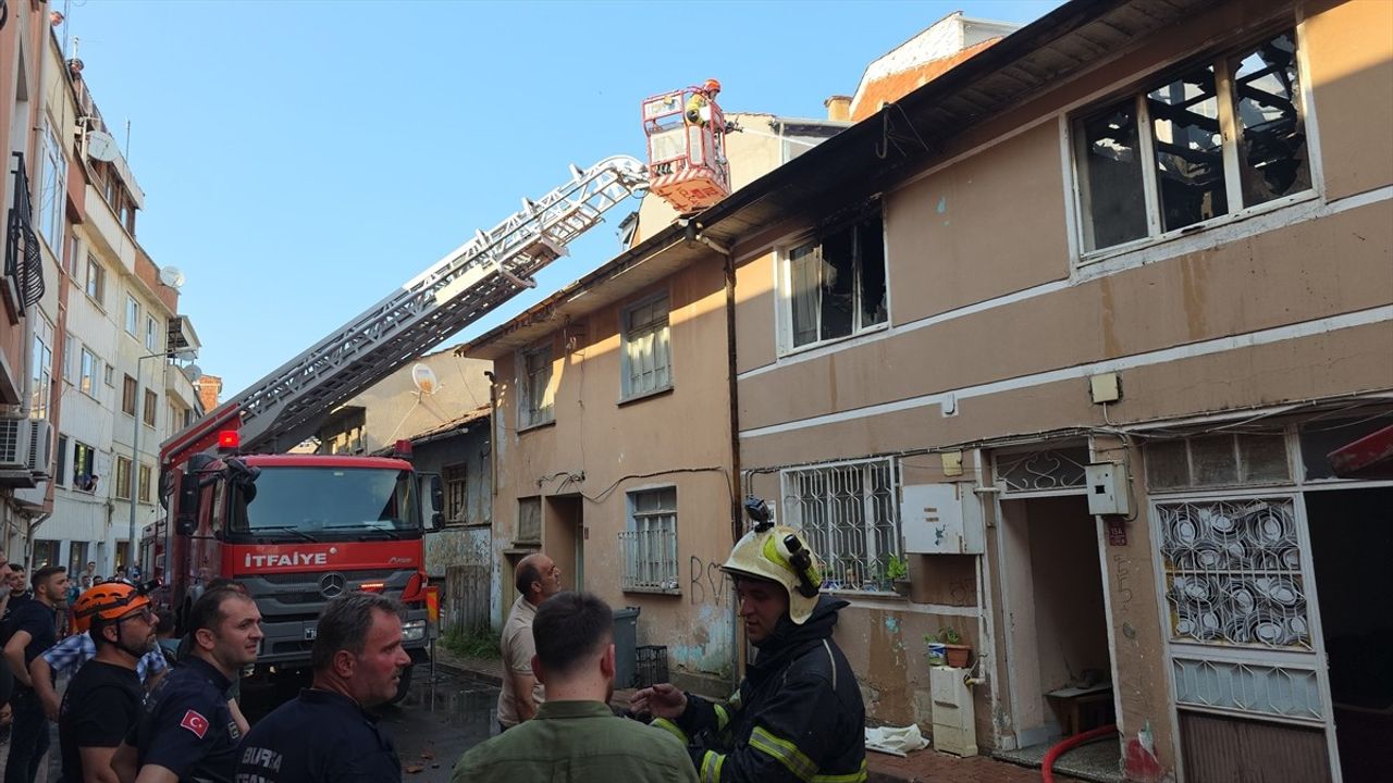 Bursa İnegöl'de Ahşap Evde Yangın: İtfaiye Ekipleri Olayı Kontrol Altına Aldı