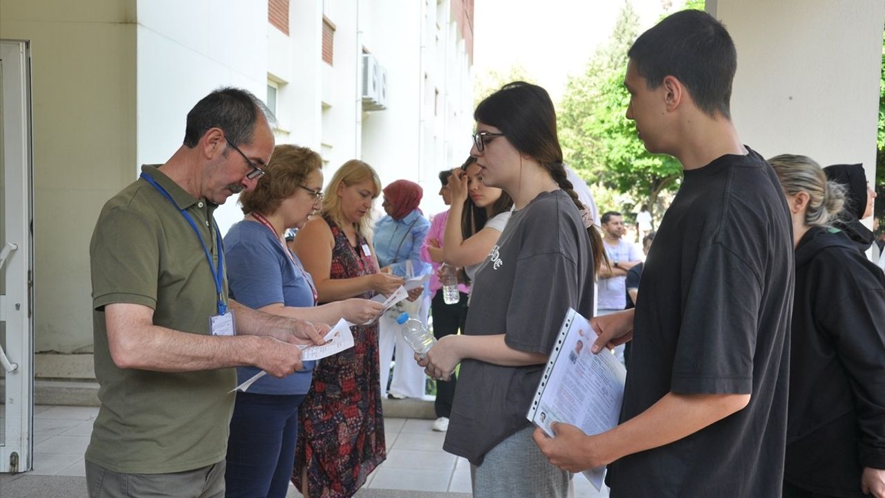 Bursa ve Çevre İllerde YKS TYT Oturumu Başladı