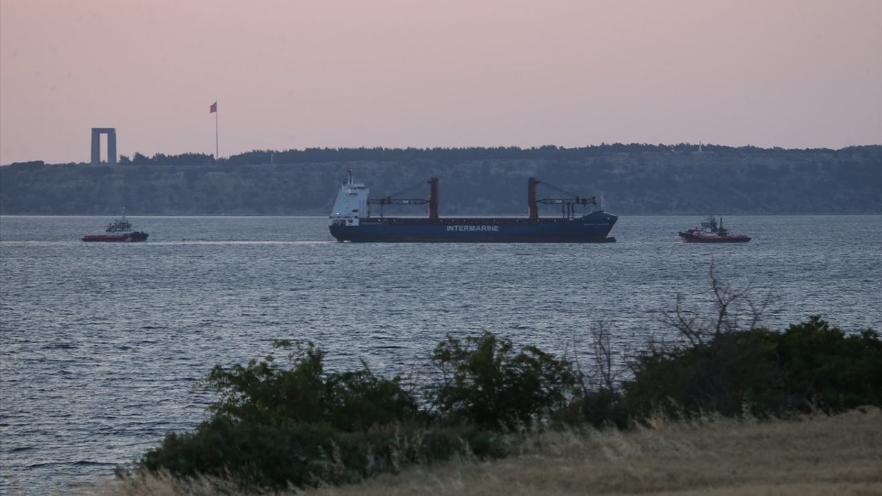Çanakkale Boğazı'nda Yangın Çıkan Kargo Gemisi Kurtarıldı