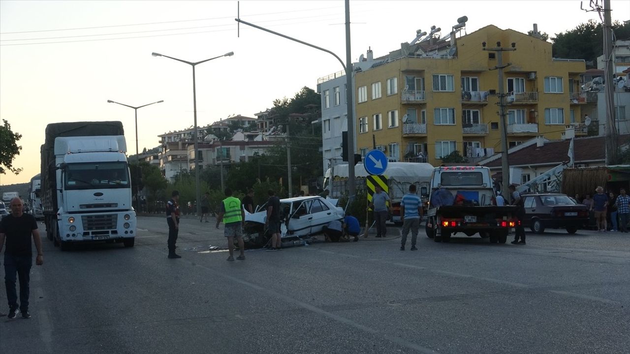 Çanakkale'de Freni Boşalan Kamyon 4 Araca Çarptı, 4 Yaralı