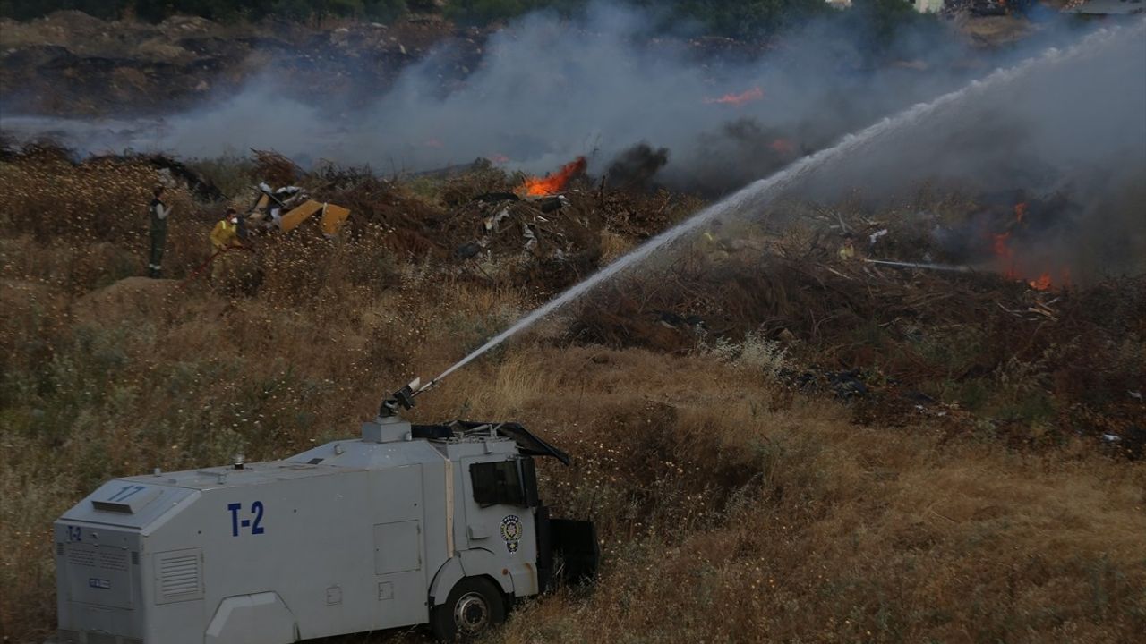 Çanakkale'de Otluk Alanda Yangın Kontrol Altına Alındı