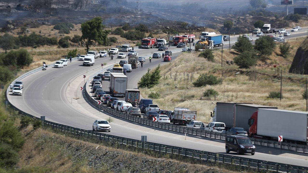 Çanakkale'de Tarım Arazisinden Ormanlık Alana Sıçrayan Yangına Müdahale Devam Ediyor