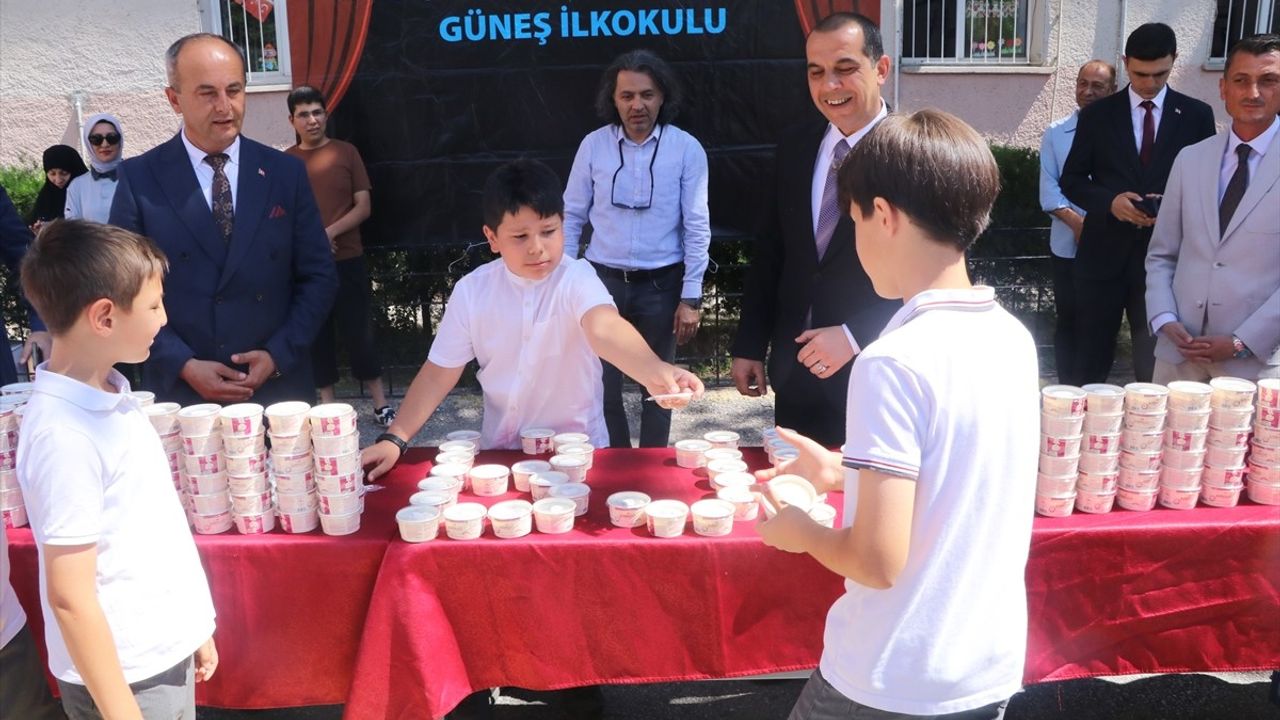 Çankırı'da 'Dondurma Günü': Vali Koltuğuna Otoriteyle Oturan Çocuk, Arkadaşlarına İkramda Bulundu
