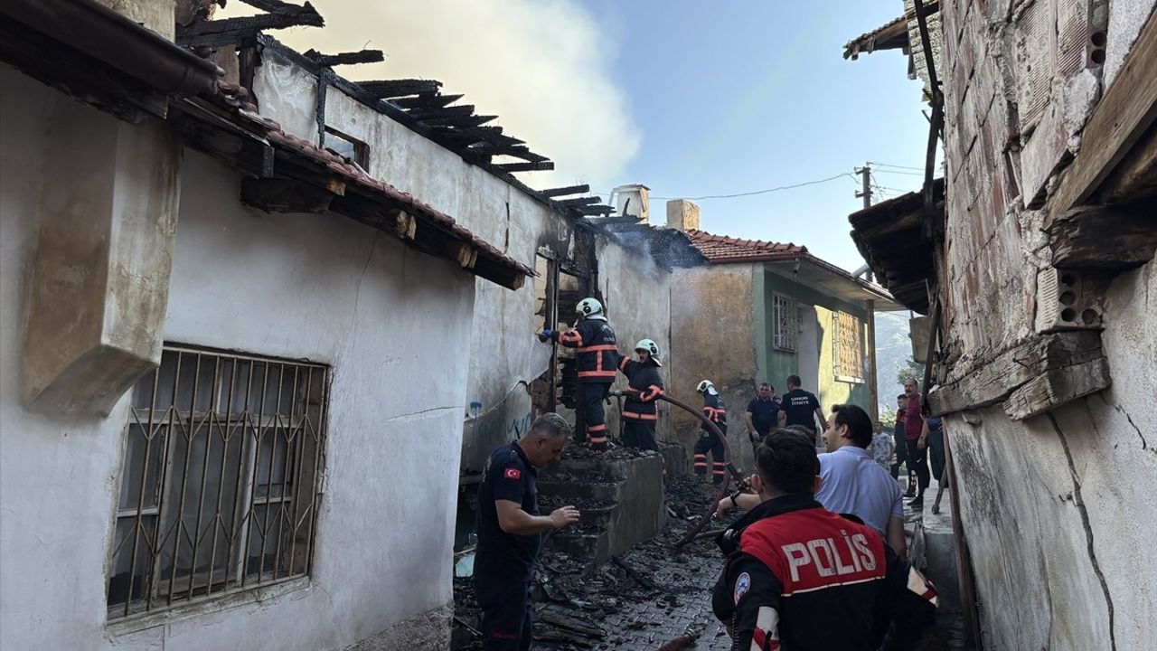 Çankırı'da Metruk Evde Yangın Kontrol Altına Alındı