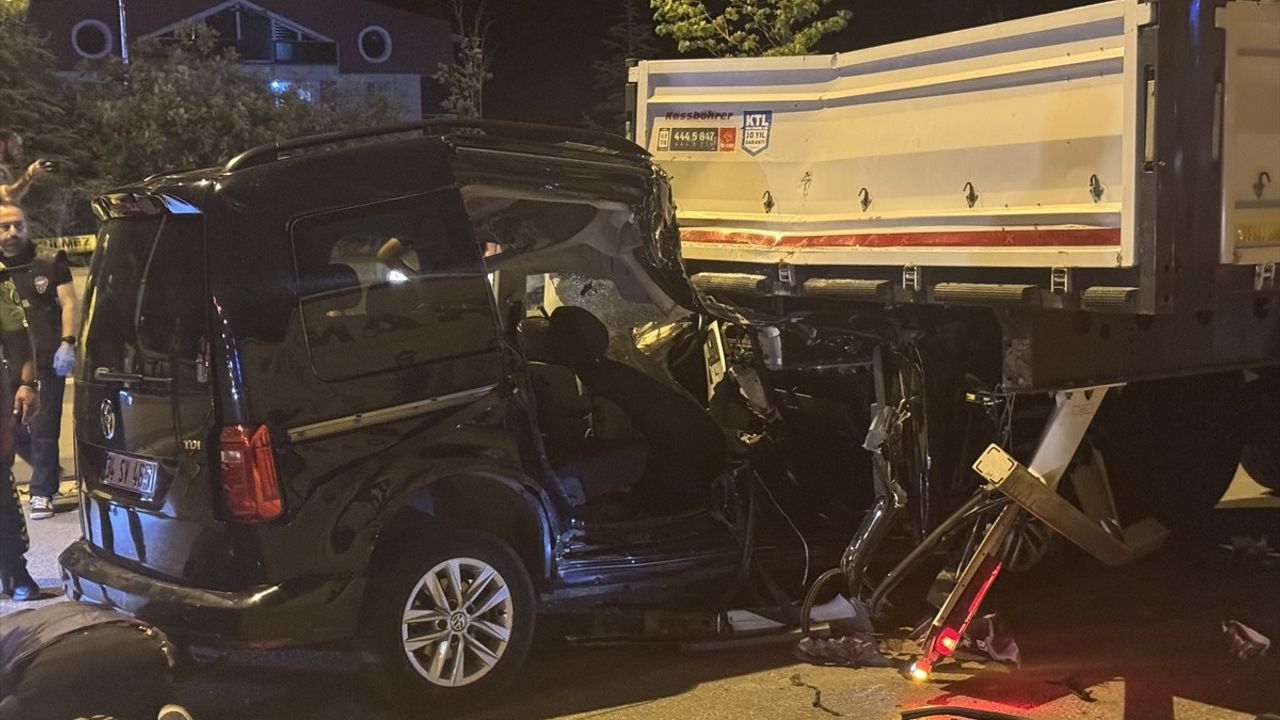 Çankırı'da Tıra Çarpan Araçta 5 Özel Harekat Kursiyerinden 2'si Hayatını Kaybetti