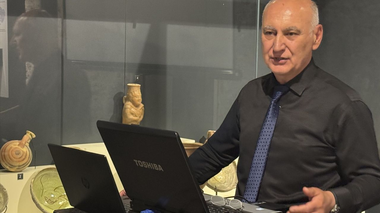 Celal Güzelses İzmir'de 'Şark Bülbülü' olarak Anıldı