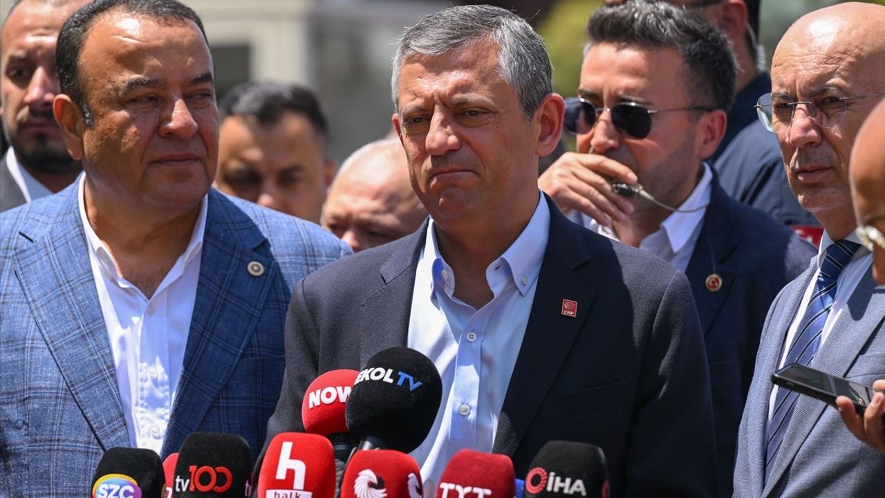 CHP Lideri Özgür Özel, Öğrencilere Başarı Diledi