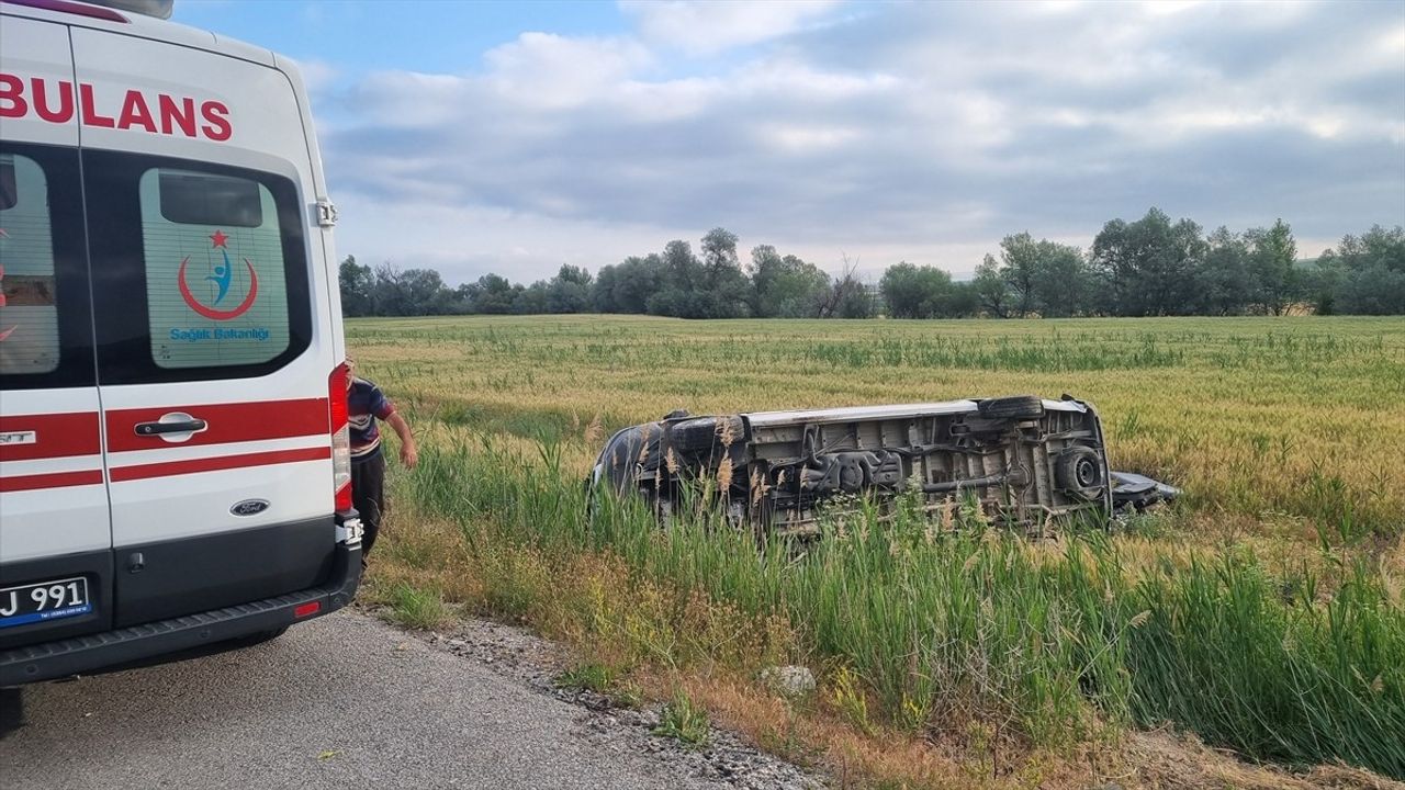 Çorum'da Düğün Dönüşü Minibüs Devrildi: 15 Yaralı