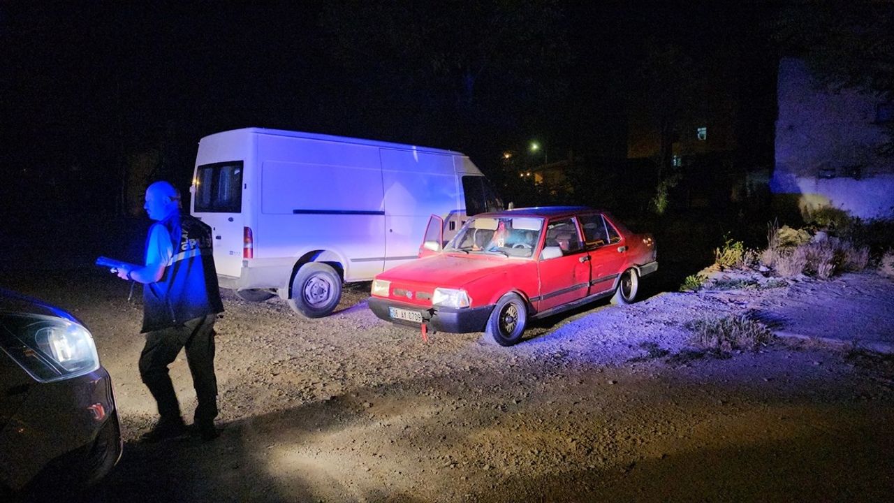 Çorum'da Düz Kontakla Otomobil Çalan İki Şüpheli Yakalandı
