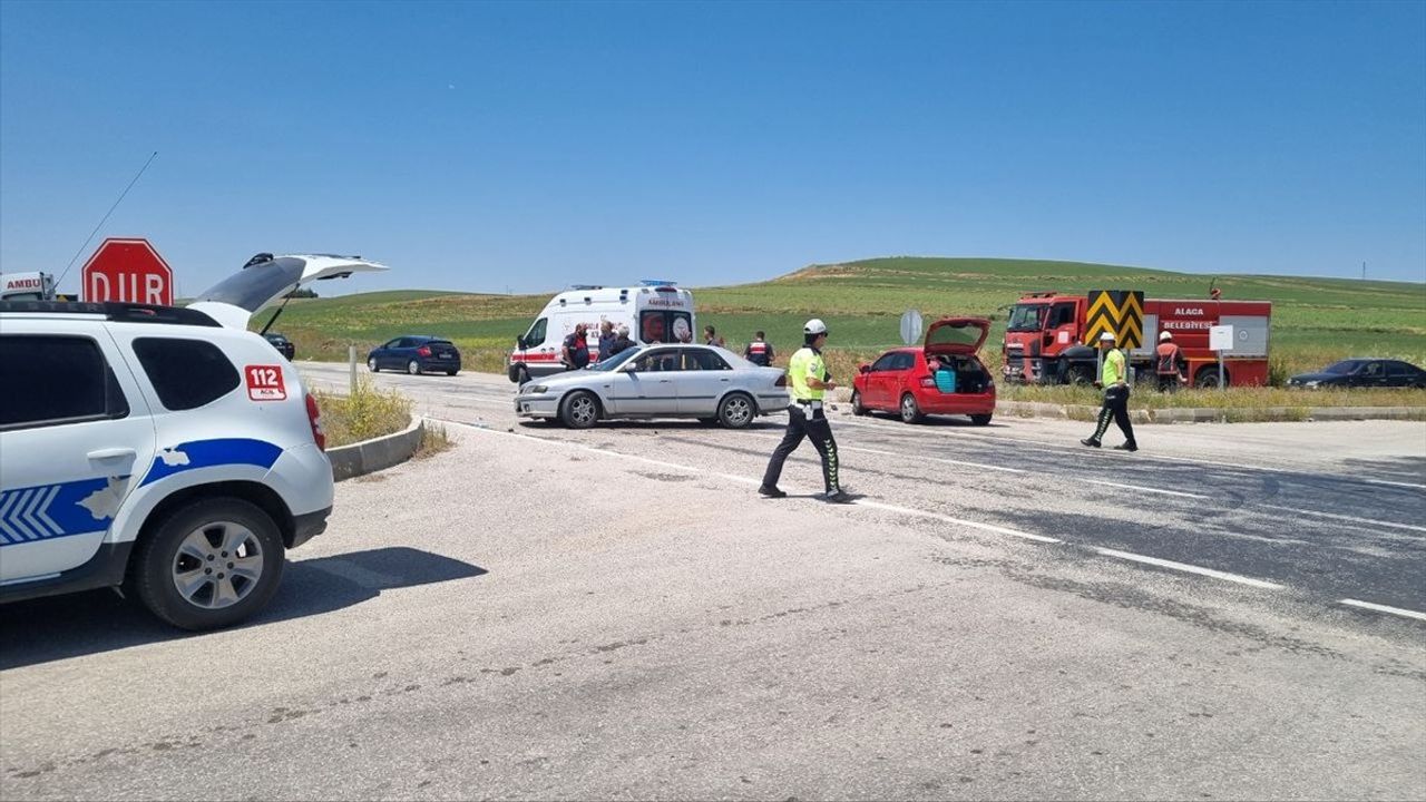 Çorum'da İki Otomobil Çarpıştı: 4 Yaralı