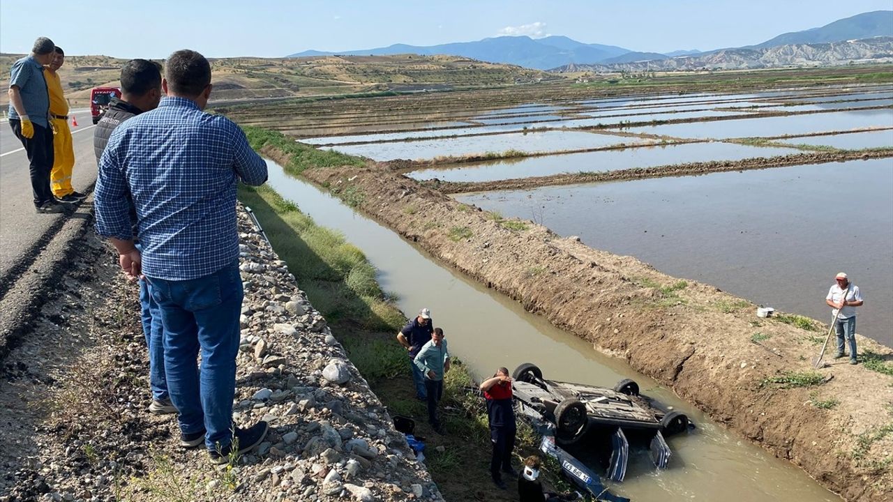 Çorum'da Sulama Kanalına Düşen Araçta Aile Yaralandı