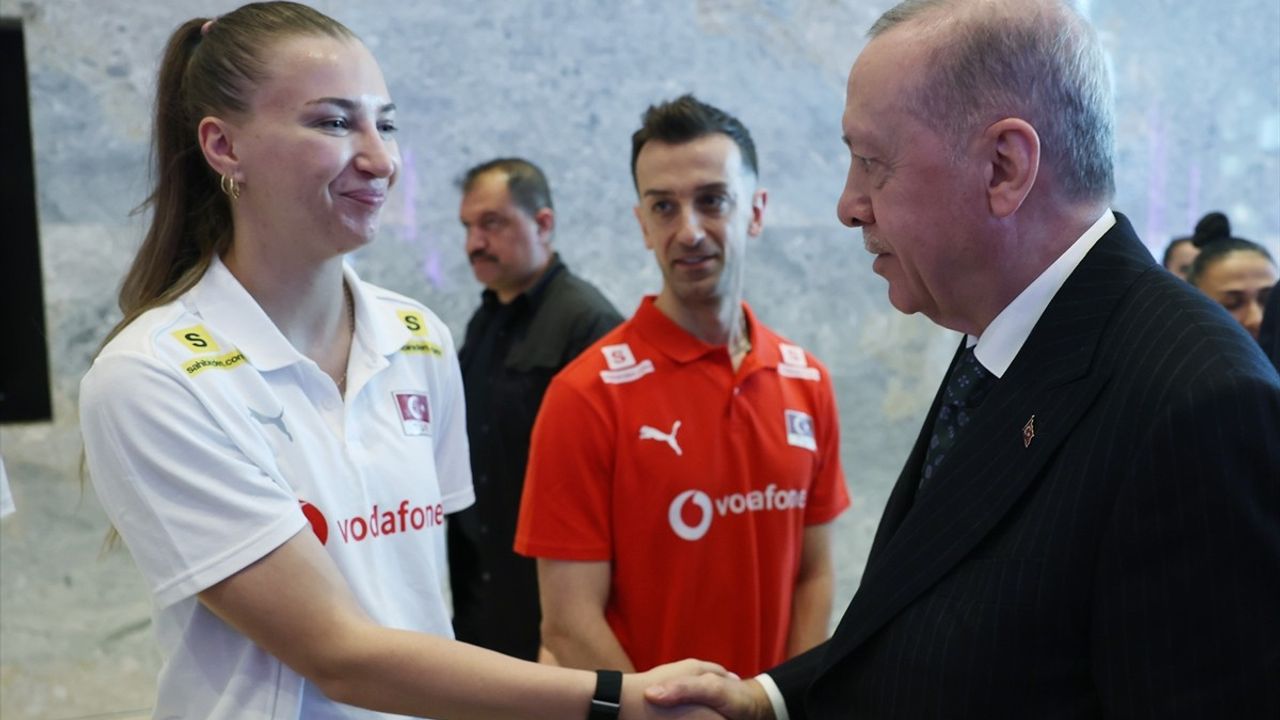 Cumhurbaşkanı Erdoğan, A Milli Kadın Voleybol Takımı'nı Tebrik Etti