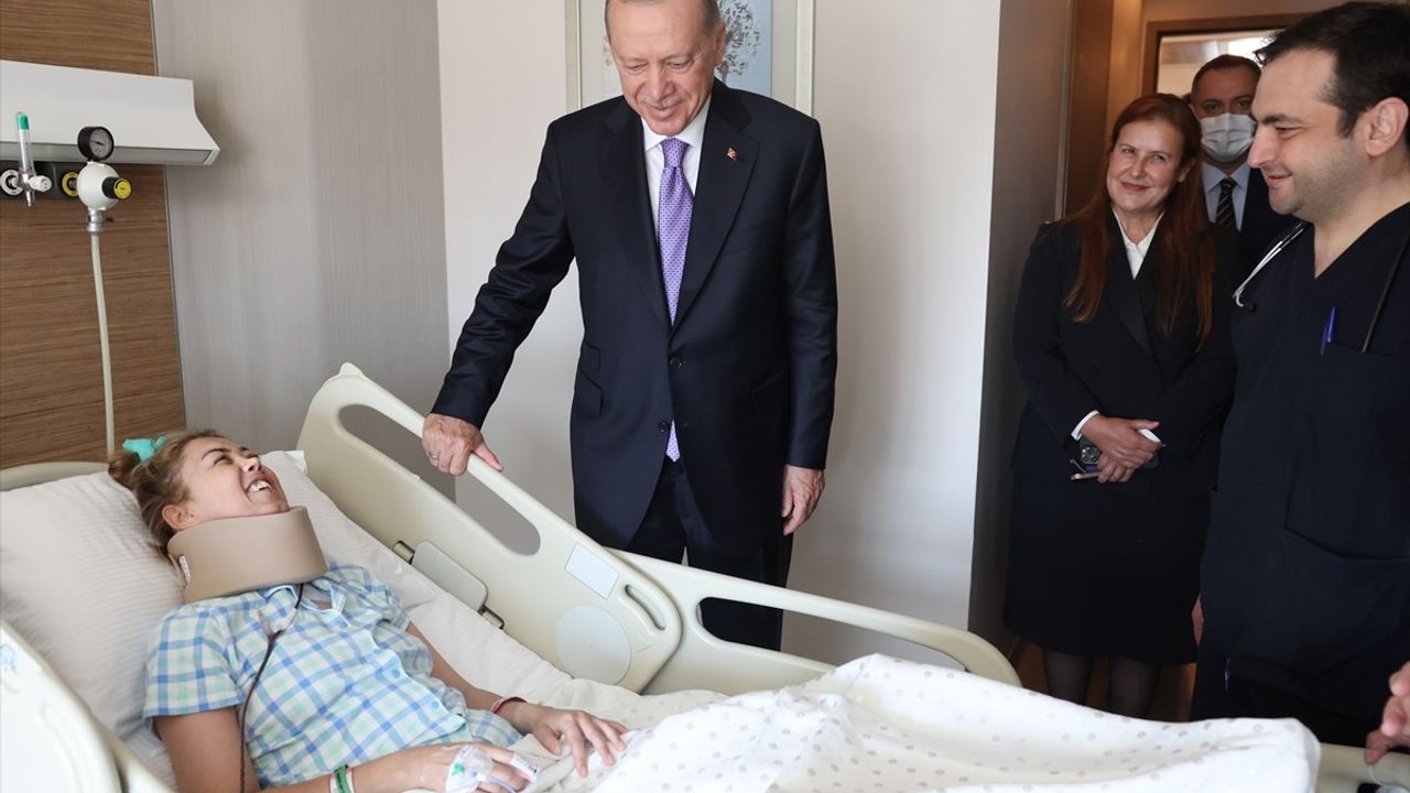 Cumhurbaşkanı Erdoğan, AK Parti Genel Başkan Yardımcısı Yalçın'a Geçmiş Olsun Ziyareti Gerçekleştirdi