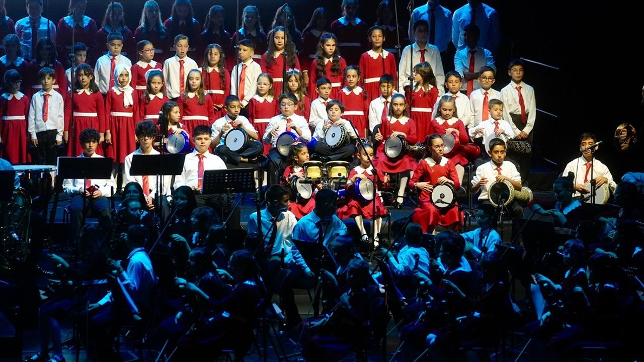 Cumhurbaşkanlığı Çocuk Orkestrası ve Korosu İstanbul'daki İlk Konserini Verdi