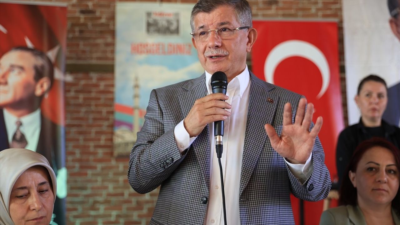 Davutoğlu, Edirne'de Partilileriyle Bir Araya Geldi