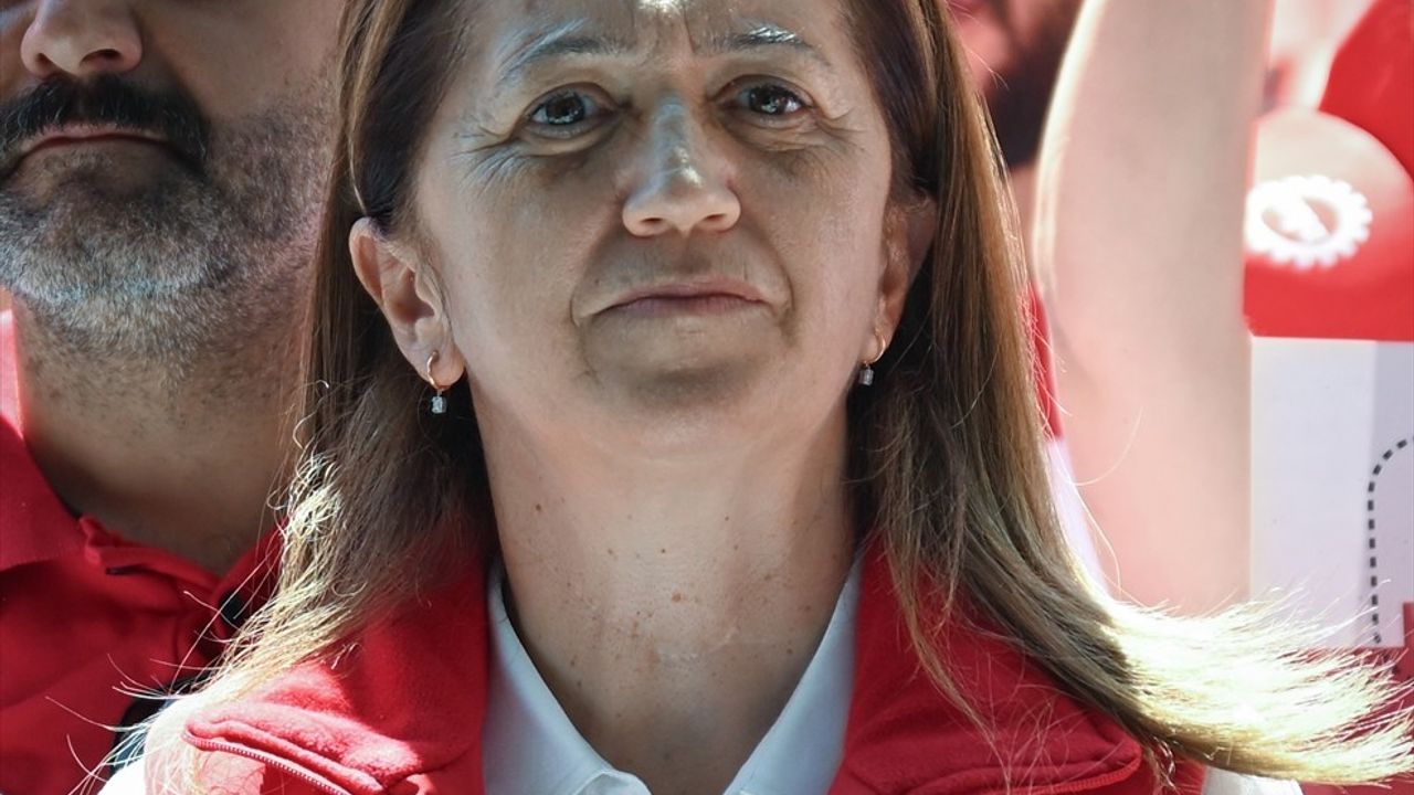 DEV-Sağlık-İş, Kamu İşçileri İçin Çalışma ve Sosyal Güvenlik Bakanlığı Önünde Basın Açıklaması Yaptı