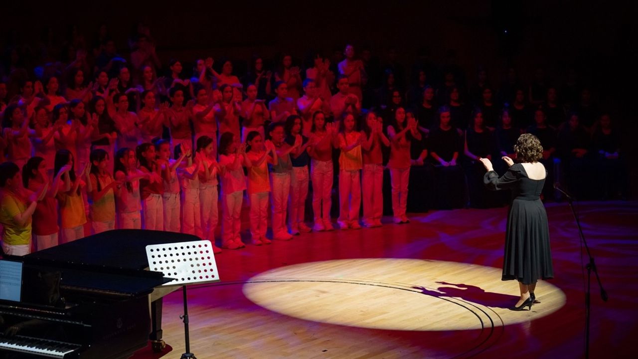 Devlet Çoksesli Koroları Sezon Finalinde Coşkulu Bir Performans Sergiledi