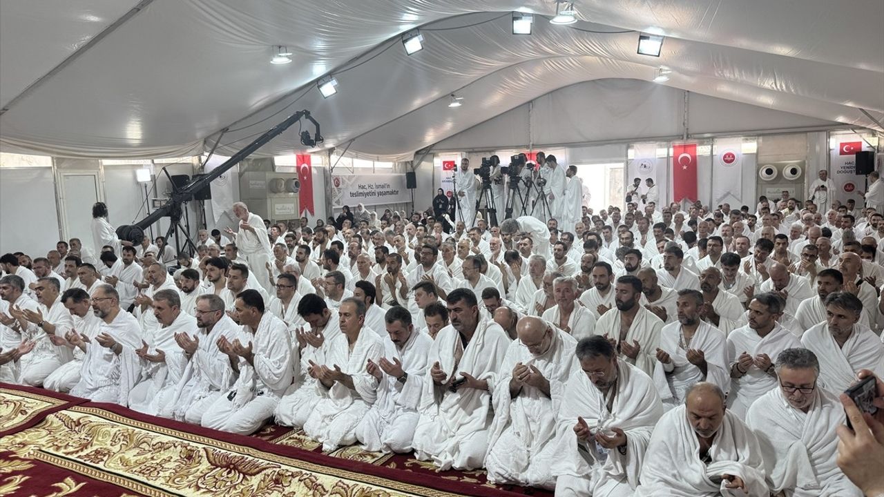 Diyanet İşleri Başkanı Erbaş Arafat'ta Derin Dualar Etti