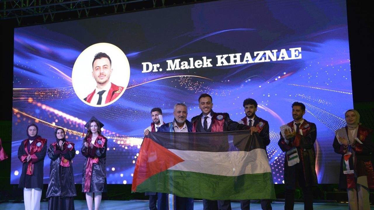 Diyarbakır'da Dicle Üniversitesi Tıp Fakültesi Mezuniyet Töreni Coşkuyla Gerçekleşti