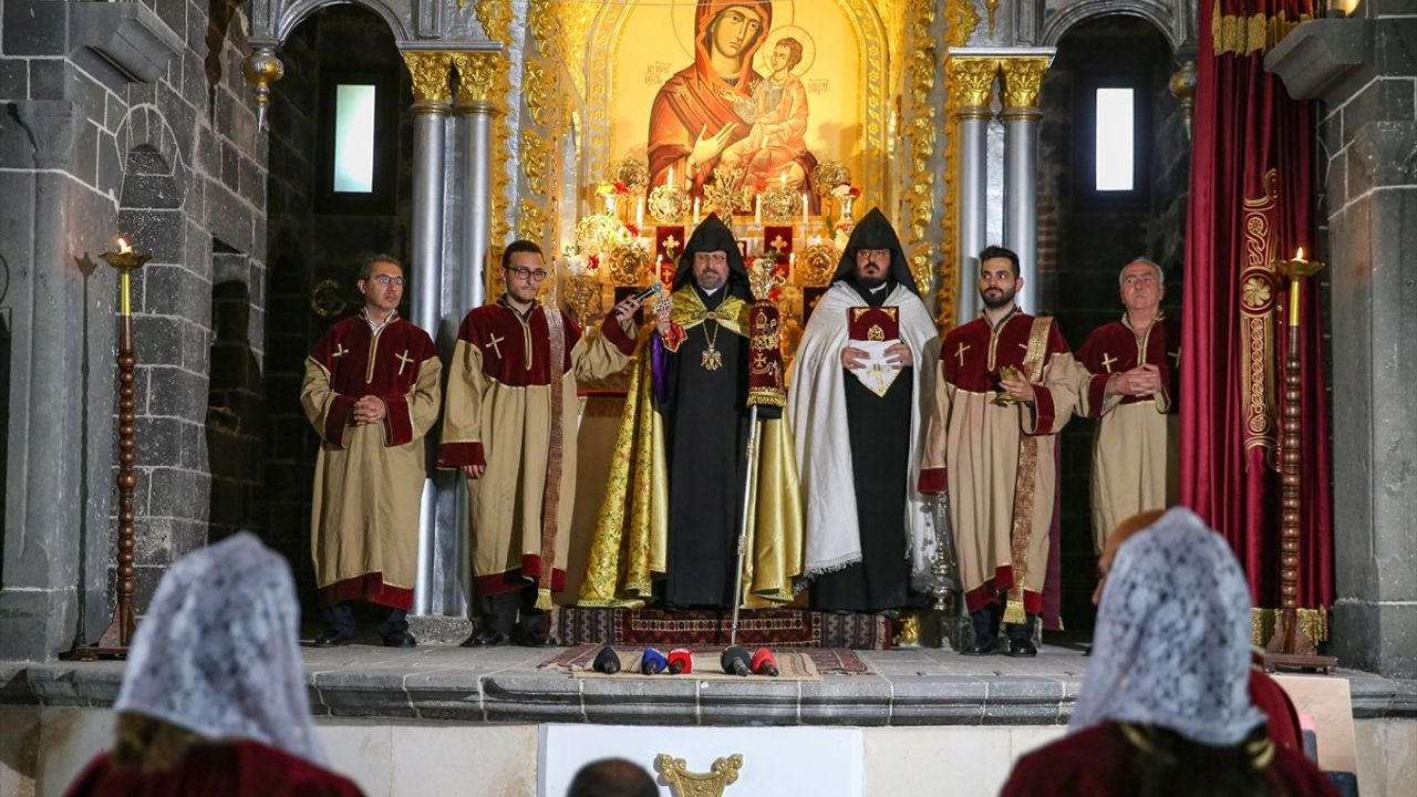 Diyarbakır'da Surp Giragos Ermeni Kilisesi'nde İsim Günü Ayini Düzenlendi