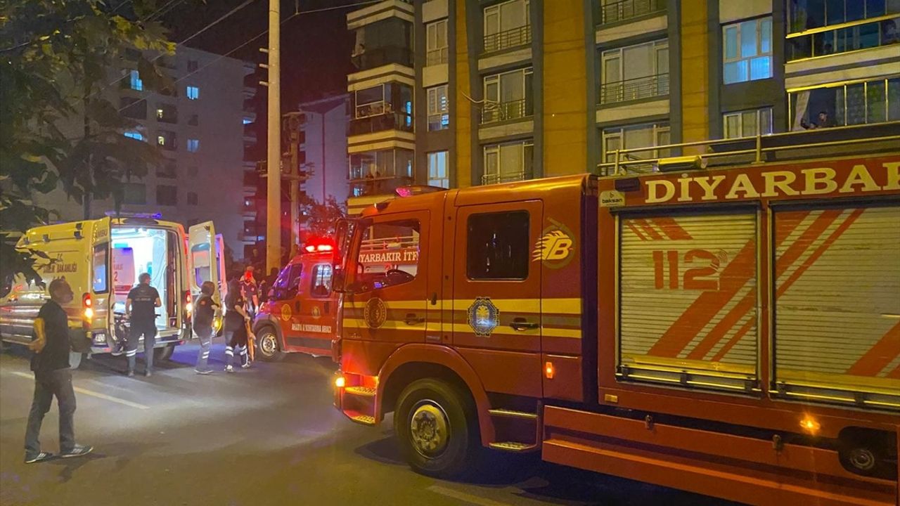 Diyarbakır'da Taksi Devrildi: 2 Yaralı