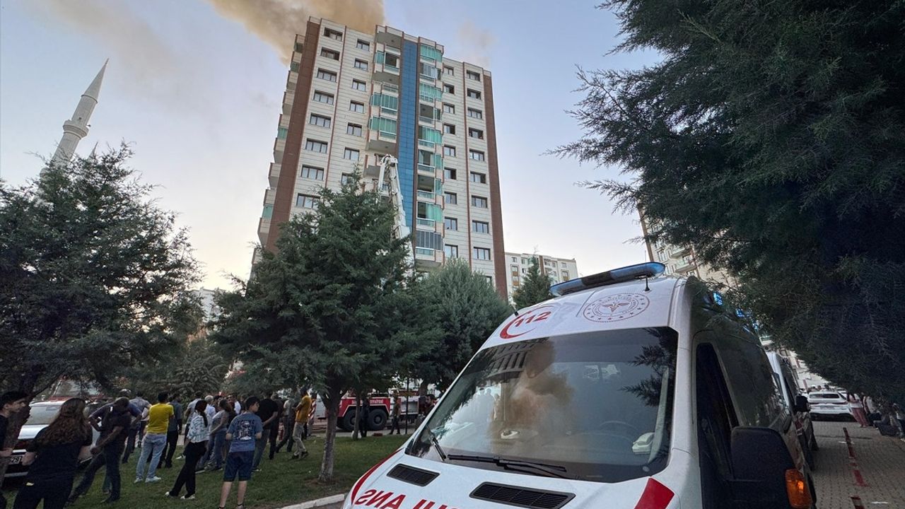 Diyarbakır'daki Yangına İtfaiye Ekipleri Müdahale Ediyor
