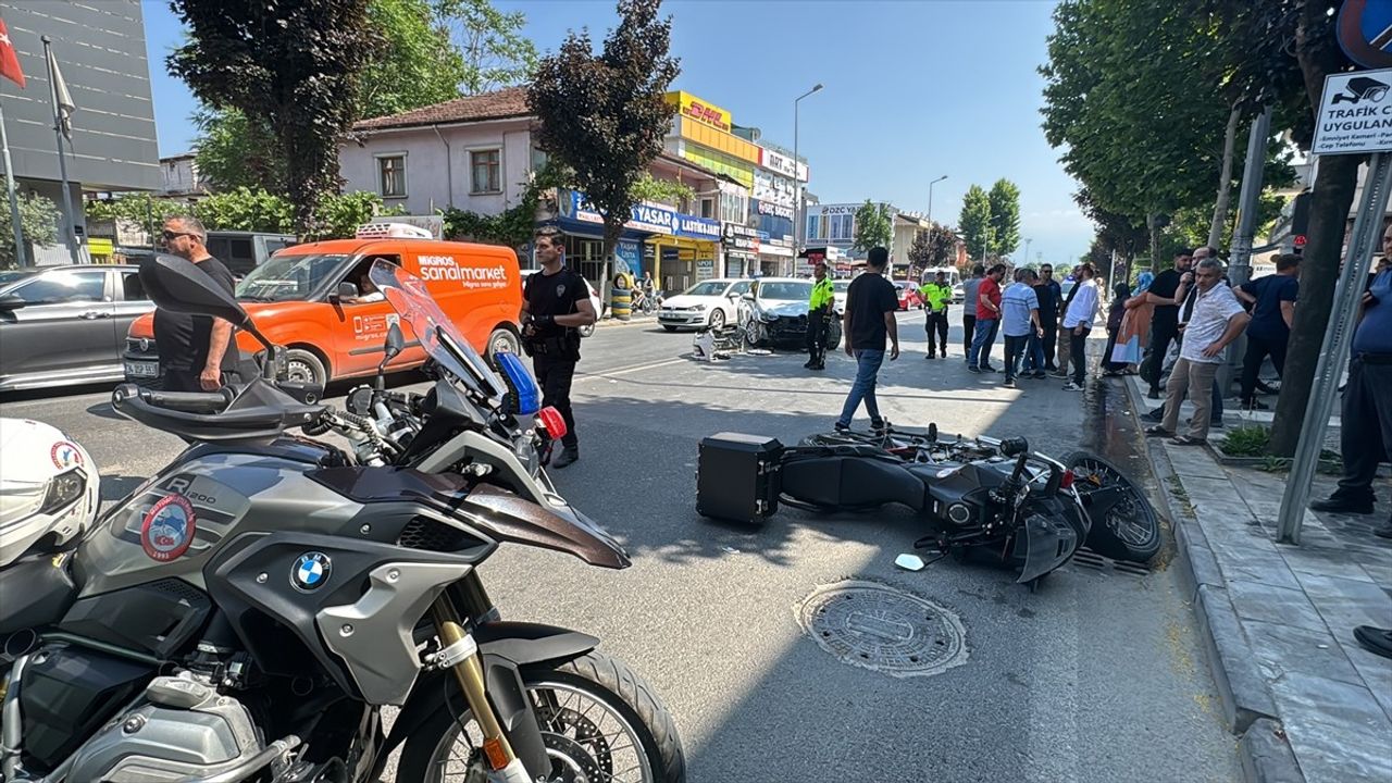 Düzce'de Polis Motosikletine Otomobil Çarpması: 2 Yaralı