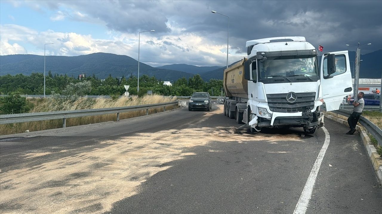 Düzce'de Tır Bariyerlere Çarptı, Sürücü Yaralanmadan Kurtuldu