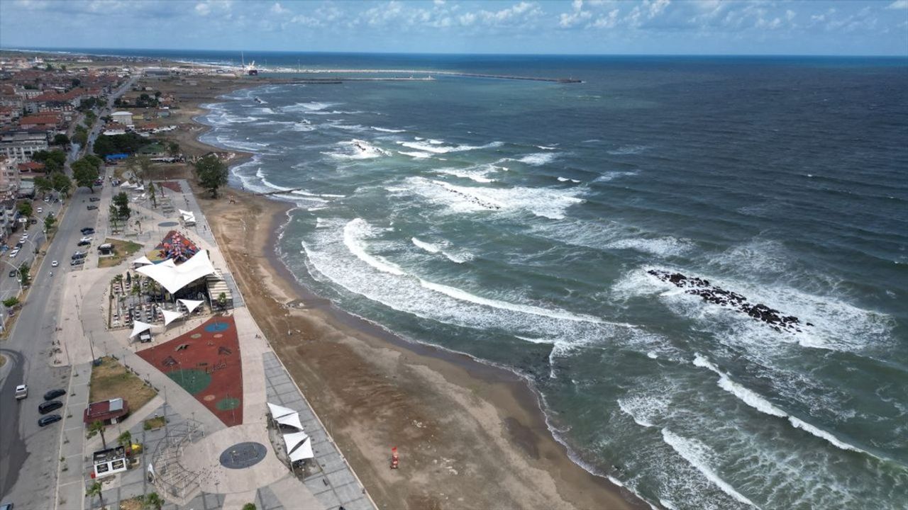 Düzce ve Sakarya'da Denize Girmek Yasaklandı: Olumsuz Hava Koşulları Etkili
