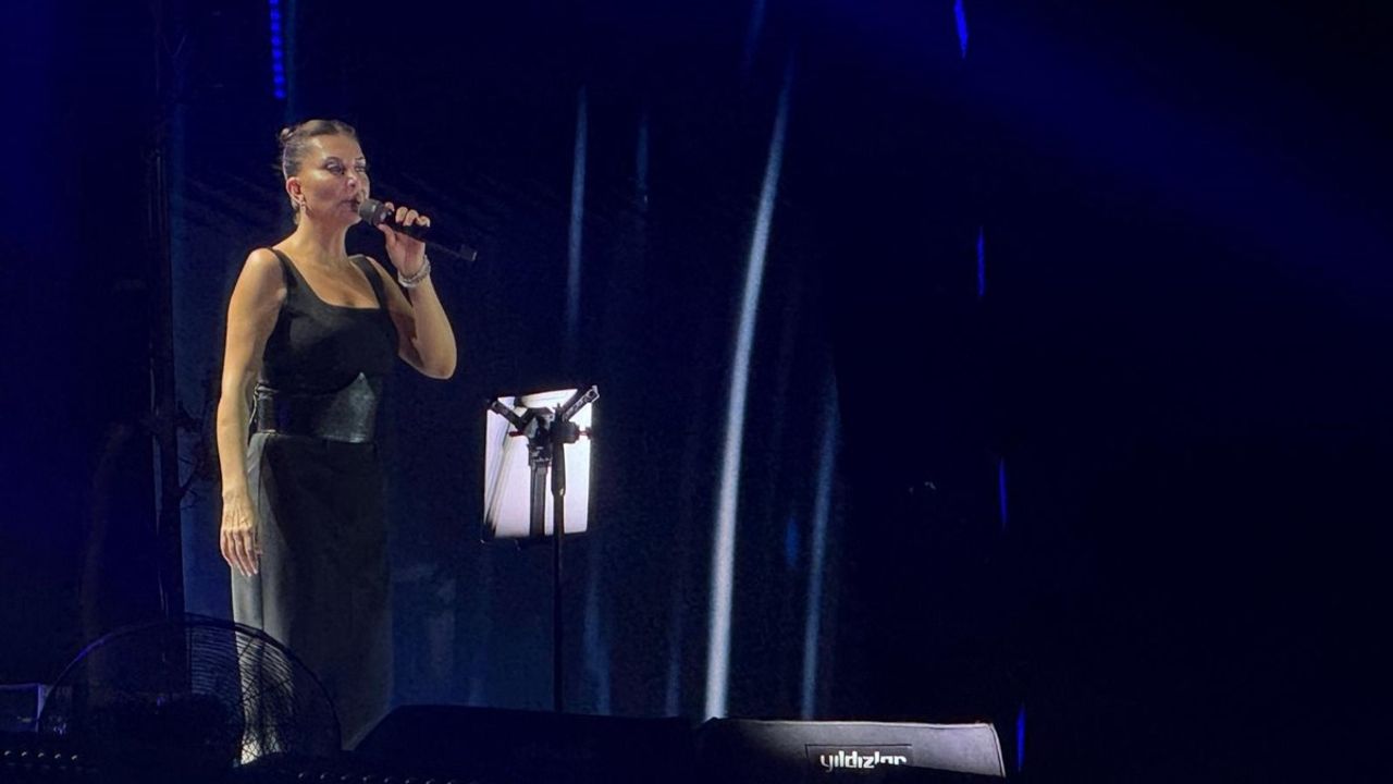 Ebru Yaşar Bursa'da Müthiş Bir Konser Verdi