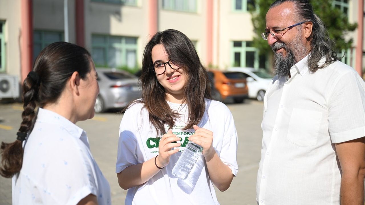 Edirne'de Ailece YKS Heyecanı: Anne-Baba Kızlarıyla Aynı Sınavda
